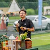 玩旅行车的俊男头像