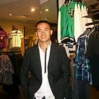 一个人走在夜晚的街头像