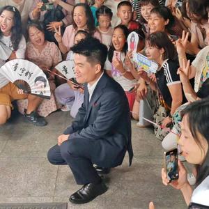 与辉阅山河头像