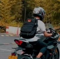 骑sr的小学生头像