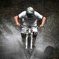 扑音瓶越野头像