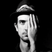 走在冷风中k头像