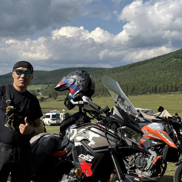 凹凸曼爱骑车头像