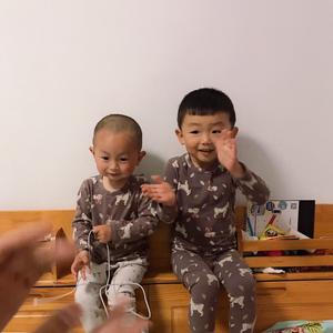 悦悦哥石头弟头像