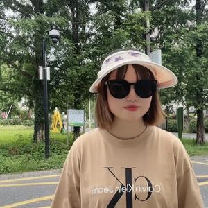 梁韵爱逛街头像
