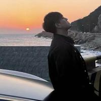 智贤Adam那个男人头像