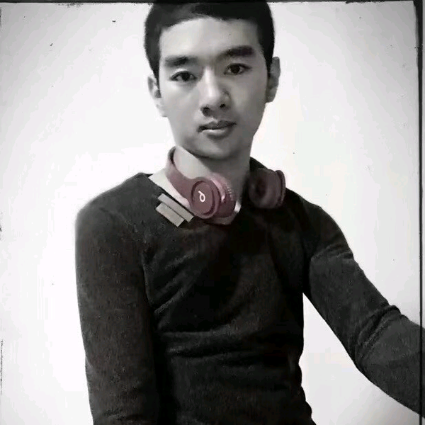 骑摩托玩航拍的小马哥头像