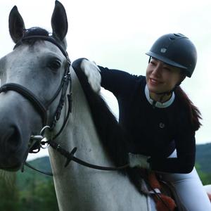 养了两只狗的马术骑手