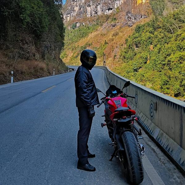 舟先森爱机车爱摄影头像