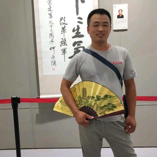 鲁P小龙哥头像