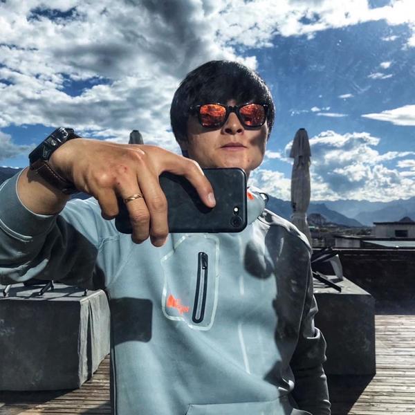 开车露营的帅子头像