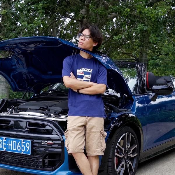 玩车宇宙昊头像