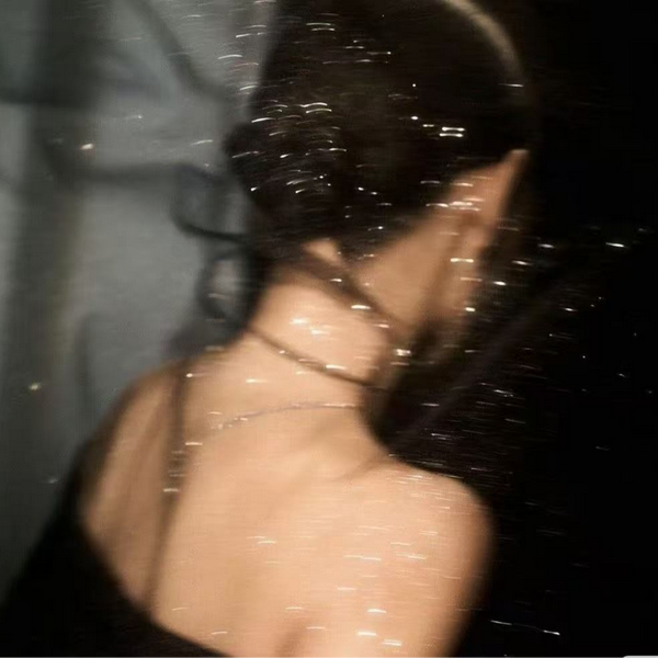 月牙弯弯水向东头像