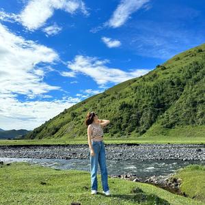 斜杠女青年头像