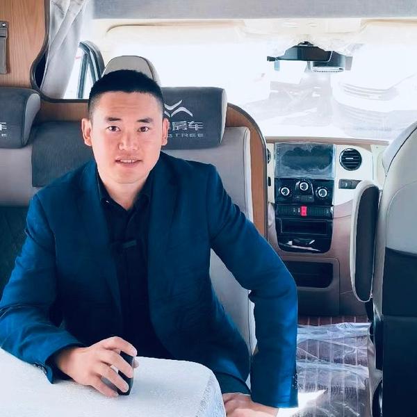 老李商务旅游房车头像