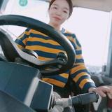 开铲车的女汉子头像